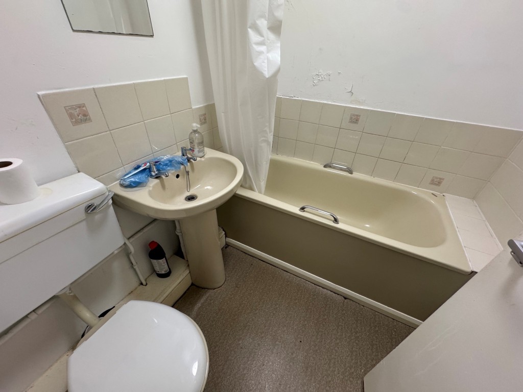Lot: 132 - PERIOD FREEHOLD BLOCK OF SIX FLATS WITH OFF STREET PARKING - Hay House - Flat 3 - bathroom